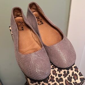 Fs/ny Lilac Snake Print Flats Italian made size 8